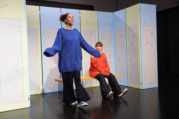 Lara-Sophie Milagro (als Saffa) und Viktoria Schreiber (als Nim), v.l., während der Fotoprobe für Kuckucksnest im Grips Theater im Podewil in Berlin, 21. November 2025. Theaterstück für Menschen ab 10 von Nina van Tongeren. Regie Sabine Trötschel. Bühne und Kostüme Klemens Kühn. Premiere ist am 26. November 2025. Grips Theater Berlin Kuckucksnest