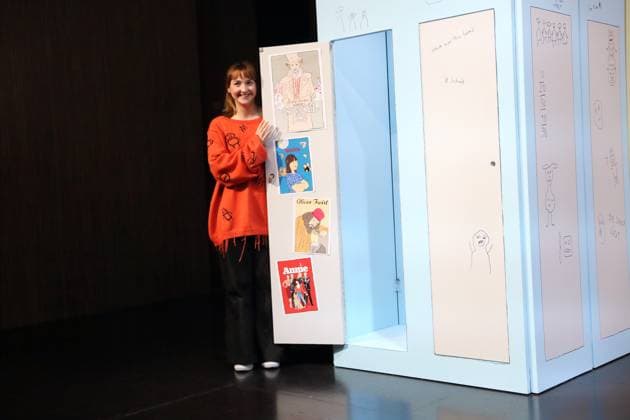 Viktoria Schreiber (als Nim) während der Fotoprobe für Kuckucksnest im Grips Theater im Podewil in Berlin, 21. November 2025. Theaterstück für Menschen ab 10 von Nina van Tongeren. Regie Sabine Trötschel. Bühne und Kostüme Klemens Kühn. Premiere ist am 26. November 2025. Grips Theater Berlin Kuckucksnest