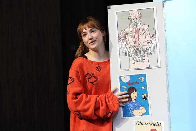 Viktoria Schreiber (als Nim) während der Fotoprobe für Kuckucksnest im Grips Theater im Podewil in Berlin, 21. November 2025. Theaterstück für Menschen ab 10 von Nina van Tongeren. Regie Sabine Trötschel. Bühne und Kostüme Klemens Kühn. Premiere ist am 26. November 2025. Grips Theater Berlin Kuckucksnest