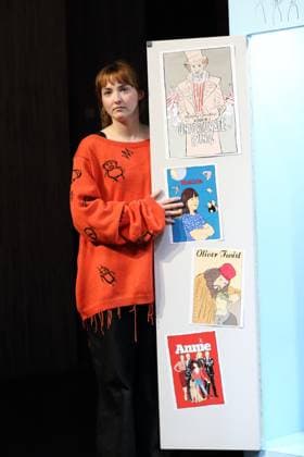 Viktoria Schreiber (als Nim) während der Fotoprobe für Kuckucksnest im Grips Theater im Podewil in Berlin, 21. November 2025. Theaterstück für Menschen ab 10 von Nina van Tongeren. Regie Sabine Trötschel. Bühne und Kostüme Klemens Kühn. Premiere ist am 26. November 2025. Grips Theater Berlin Kuckucksnest