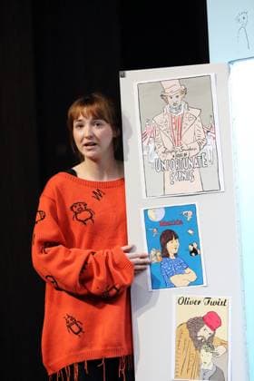 Viktoria Schreiber (als Nim) während der Fotoprobe für Kuckucksnest im Grips Theater im Podewil in Berlin, 21. November 2025. Theaterstück für Menschen ab 10 von Nina van Tongeren. Regie Sabine Trötschel. Bühne und Kostüme Klemens Kühn. Premiere ist am 26. November 2025. Grips Theater Berlin Kuckucksnest