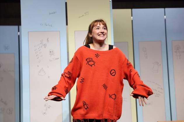 Viktoria Schreiber (als Nim) während der Fotoprobe für Kuckucksnest im Grips Theater im Podewil in Berlin, 21. November 2025. Theaterstück für Menschen ab 10 von Nina van Tongeren. Regie Sabine Trötschel. Bühne und Kostüme Klemens Kühn. Premiere ist am 26. November 2025. Grips Theater Berlin Kuckucksnest