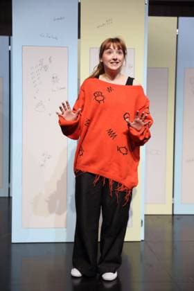 Viktoria Schreiber (als Nim) während der Fotoprobe für Kuckucksnest im Grips Theater im Podewil in Berlin, 21. November 2025. Theaterstück für Menschen ab 10 von Nina van Tongeren. Regie Sabine Trötschel. Bühne und Kostüme Klemens Kühn. Premiere ist am 26. November 2025. Grips Theater Berlin Kuckucksnest