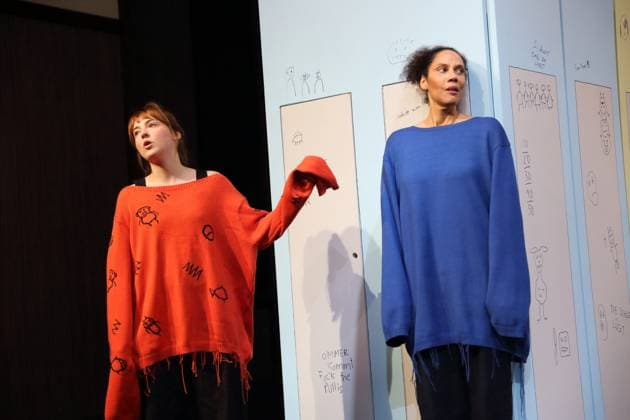 Viktoria Schreiber (als Nim) und Lara-Sophie Milagro (als Saffa), v.l., während der Fotoprobe für Kuckucksnest im Grips Theater im Podewil in Berlin, 21. November 2025. Theaterstück für Menschen ab 10 von Nina van Tongeren. Regie Sabine Trötschel. Bühne und Kostüme Klemens Kühn. Premiere ist am 26. November 2025. Grips Theater Berlin Kuckucksnest