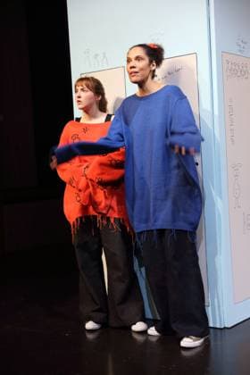 Viktoria Schreiber (als Nim) und Lara-Sophie Milagro (als Saffa), v.l., während der Fotoprobe für Kuckucksnest im Grips Theater im Podewil in Berlin, 21. November 2025. Theaterstück für Menschen ab 10 von Nina van Tongeren. Regie Sabine Trötschel. Bühne und Kostüme Klemens Kühn. Premiere ist am 26. November 2025. Grips Theater Berlin Kuckucksnest
