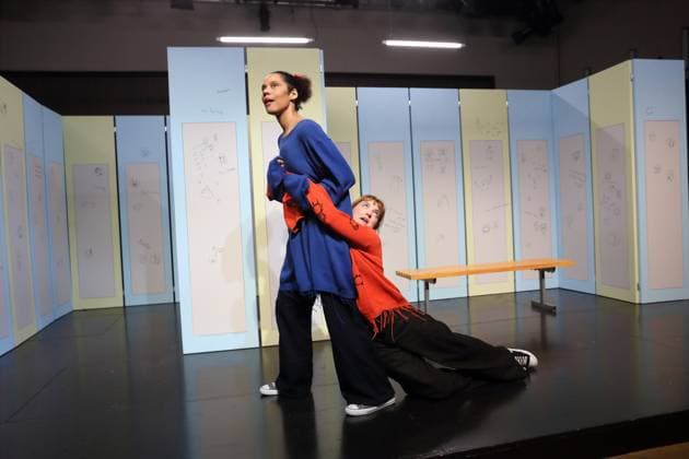 Lara-Sophie Milagro (als Saffa) und Viktoria Schreiber (als Nim), v.l., während der Fotoprobe für Kuckucksnest im Grips Theater im Podewil in Berlin, 21. November 2025. Theaterstück für Menschen ab 10 von Nina van Tongeren. Regie Sabine Trötschel. Bühne und Kostüme Klemens Kühn. Premiere ist am 26. November 2025. Grips Theater Berlin Kuckucksnest