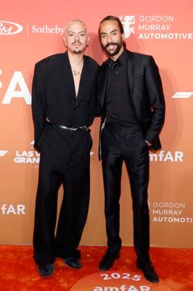 Evan Ross und Ross Naess bei der amfAR Las Vegas Gala 2025 im Hotel Wynn Las Vegas. Las Vegas, 21.11.2025