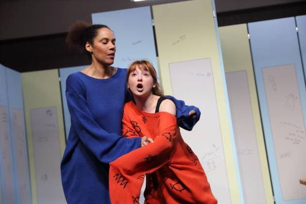 Lara-Sophie Milagro (als Saffa) und Viktoria Schreiber (als Nim), v.l., während der Fotoprobe für Kuckucksnest im Grips Theater im Podewil in Berlin, 21. November 2025. Theaterstück für Menschen ab 10 von Nina van Tongeren. Regie Sabine Trötschel. Bühne und Kostüme Klemens Kühn. Premiere ist am 26. November 2025. Grips Theater Berlin Kuckucksnest