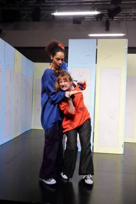 Lara-Sophie Milagro (als Saffa) und Viktoria Schreiber (als Nim), v.l., während der Fotoprobe für Kuckucksnest im Grips Theater im Podewil in Berlin, 21. November 2025. Theaterstück für Menschen ab 10 von Nina van Tongeren. Regie Sabine Trötschel. Bühne und Kostüme Klemens Kühn. Premiere ist am 26. November 2025. Grips Theater Berlin Kuckucksnest