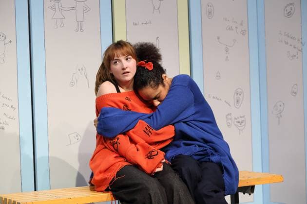 Viktoria Schreiber (als Nim) und Lara-Sophie Milagro (als Saffa), v.l., während der Fotoprobe für Kuckucksnest im Grips Theater im Podewil in Berlin, 21. November 2025. Theaterstück für Menschen ab 10 von Nina van Tongeren. Regie Sabine Trötschel. Bühne und Kostüme Klemens Kühn. Premiere ist am 26. November 2025. Grips Theater Berlin Kuckucksnest