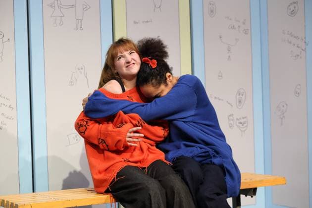 Viktoria Schreiber (als Nim) und Lara-Sophie Milagro (als Saffa), v.l., während der Fotoprobe für Kuckucksnest im Grips Theater im Podewil in Berlin, 21. November 2025. Theaterstück für Menschen ab 10 von Nina van Tongeren. Regie Sabine Trötschel. Bühne und Kostüme Klemens Kühn. Premiere ist am 26. November 2025. Grips Theater Berlin Kuckucksnest