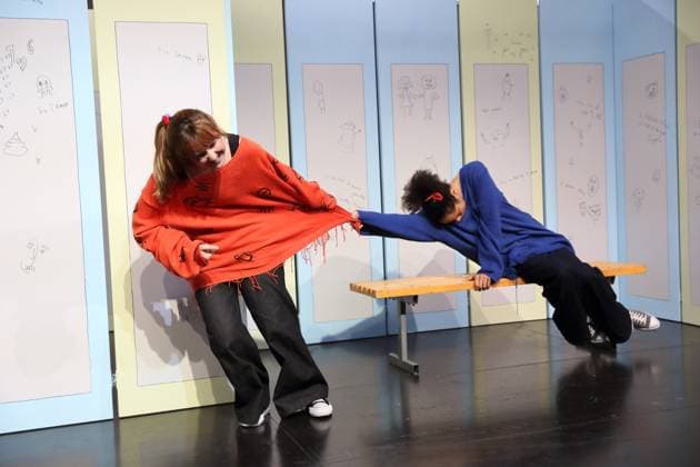Viktoria Schreiber (als Nim) und Lara-Sophie Milagro (als Saffa), v.l., während der Fotoprobe für Kuckucksnest im Grips Theater im Podewil in Berlin, 21. November 2025. Theaterstück für Menschen ab 10 von Nina van Tongeren. Regie Sabine Trötschel. Bühne und Kostüme Klemens Kühn. Premiere ist am 26. November 2025. Grips Theater Berlin Kuckucksnest