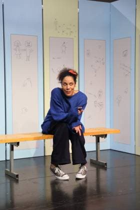 Lara-Sophie Milagro (als Saffa) während der Fotoprobe für Kuckucksnest im Grips Theater im Podewil in Berlin, 21. November 2025. Theaterstück für Menschen ab 10 von Nina van Tongeren. Regie Sabine Trötschel. Bühne und Kostüme Klemens Kühn. Premiere ist am 26. November 2025. Grips Theater Berlin Kuckucksnest