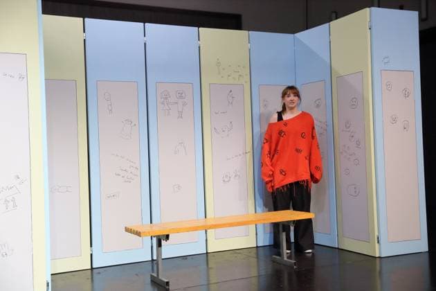 Viktoria Schreiber (als Nim) während der Fotoprobe für Kuckucksnest im Grips Theater im Podewil in Berlin, 21. November 2025. Theaterstück für Menschen ab 10 von Nina van Tongeren. Regie Sabine Trötschel. Bühne und Kostüme Klemens Kühn. Premiere ist am 26. November 2025. Grips Theater Berlin Kuckucksnest