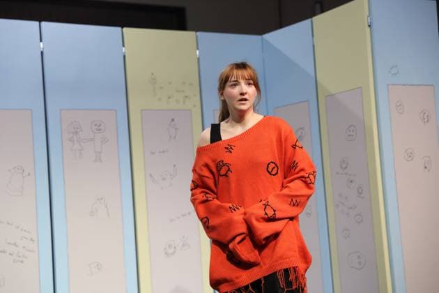 Viktoria Schreiber (als Nim) während der Fotoprobe für Kuckucksnest im Grips Theater im Podewil in Berlin, 21. November 2025. Theaterstück für Menschen ab 10 von Nina van Tongeren. Regie Sabine Trötschel. Bühne und Kostüme Klemens Kühn. Premiere ist am 26. November 2025. Grips Theater Berlin Kuckucksnest