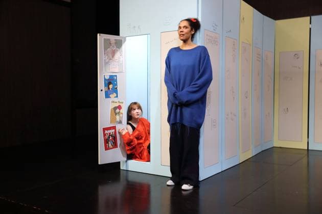 Viktoria Schreiber (als Nim) und Lara-Sophie Milagro (als Saffa), v.l., während der Fotoprobe für Kuckucksnest im Grips Theater im Podewil in Berlin, 21. November 2025. Theaterstück für Menschen ab 10 von Nina van Tongeren. Regie Sabine Trötschel. Bühne und Kostüme Klemens Kühn. Premiere ist am 26. November 2025. Grips Theater Berlin Kuckucksnest