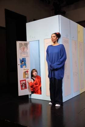 Viktoria Schreiber (als Nim) und Lara-Sophie Milagro (als Saffa), v.l., während der Fotoprobe für Kuckucksnest im Grips Theater im Podewil in Berlin, 21. November 2025. Theaterstück für Menschen ab 10 von Nina van Tongeren. Regie Sabine Trötschel. Bühne und Kostüme Klemens Kühn. Premiere ist am 26. November 2025. Grips Theater Berlin Kuckucksnest