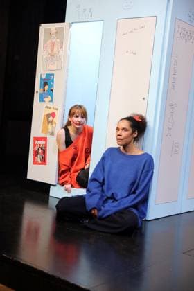 Viktoria Schreiber (als Nim) und Lara-Sophie Milagro (als Saffa), v.l., während der Fotoprobe für Kuckucksnest im Grips Theater im Podewil in Berlin, 21. November 2025. Theaterstück für Menschen ab 10 von Nina van Tongeren. Regie Sabine Trötschel. Bühne und Kostüme Klemens Kühn. Premiere ist am 26. November 2025. Grips Theater Berlin Kuckucksnest
