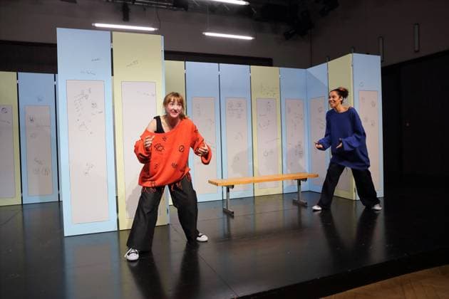 Viktoria Schreiber (als Nim) und Lara-Sophie Milagro (als Saffa), v.l., während der Fotoprobe für Kuckucksnest im Grips Theater im Podewil in Berlin, 21. November 2025. Theaterstück für Menschen ab 10 von Nina van Tongeren. Regie Sabine Trötschel. Bühne und Kostüme Klemens Kühn. Premiere ist am 26. November 2025. Grips Theater Berlin Kuckucksnest