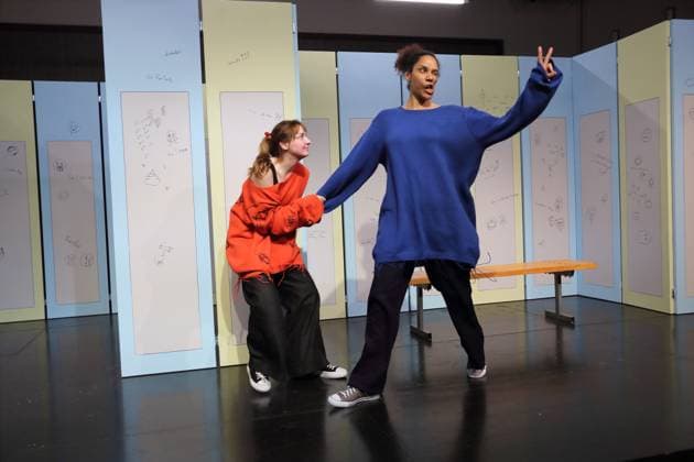 Viktoria Schreiber (als Nim) und Lara-Sophie Milagro (als Saffa), v.l., während der Fotoprobe für Kuckucksnest im Grips Theater im Podewil in Berlin, 21. November 2025. Theaterstück für Menschen ab 10 von Nina van Tongeren. Regie Sabine Trötschel. Bühne und Kostüme Klemens Kühn. Premiere ist am 26. November 2025. Grips Theater Berlin Kuckucksnest