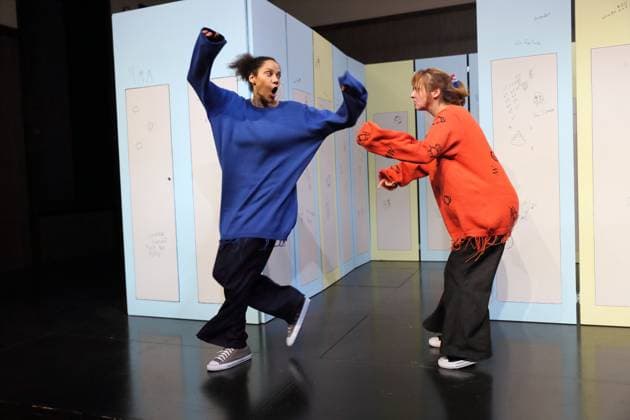 Lara-Sophie Milagro (als Saffa) und Viktoria Schreiber (als Nim), v.l., während der Fotoprobe für Kuckucksnest im Grips Theater im Podewil in Berlin, 21. November 2025. Theaterstück für Menschen ab 10 von Nina van Tongeren. Regie Sabine Trötschel. Bühne und Kostüme Klemens Kühn. Premiere ist am 26. November 2025. Grips Theater Berlin Kuckucksnest