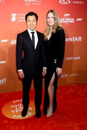 Harrison Chen mit Begleitung bei der amfAR Las Vegas Gala 2025 im Hotel Wynn Las Vegas. Las Vegas, 21.11.2025
