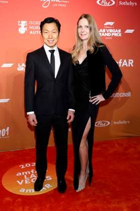 Harrison Chen mit Begleitung bei der amfAR Las Vegas Gala 2025 im Hotel Wynn Las Vegas. Las Vegas, 21.11.2025