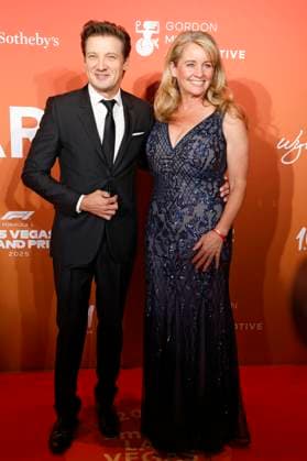 Jeremy Renner mit Schwester Kym Renner bei der amfAR Las Vegas Gala 2025 im Hotel Wynn Las Vegas. Las Vegas, 21.11.2025