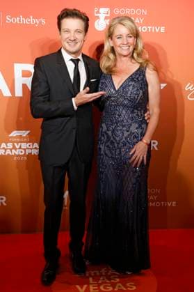 Jeremy Renner mit Schwester Kym Renner bei der amfAR Las Vegas Gala 2025 im Hotel Wynn Las Vegas. Las Vegas, 21.11.2025