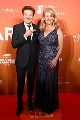 Jeremy Renner mit Schwester Kym Renner bei der amfAR Las Vegas Gala 2025 im Hotel Wynn Las Vegas. Las Vegas, 21.11.2025