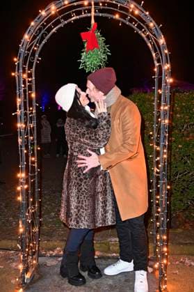 Nadja Jo Klapper und Johannes Heinrichs bei der Eröffnung von Weihnachten im Tierpark 2025 am Schloss Friedrichsfelde im Tierpark Berlin. Berlin, 21.11.2025