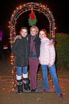 Eva Imhof mit ihren Töchtern Lilly und Luisa bei der Eröffnung von Weihnachten im Tierpark 2025 am Schloss Friedrichsfelde im Tierpark Berlin. Berlin, 21.11.2025