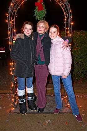 Eva Imhof mit ihren Töchtern Lilly und Luisa bei der Eröffnung von Weihnachten im Tierpark 2025 am Schloss Friedrichsfelde im Tierpark Berlin. Berlin, 21.11.2025