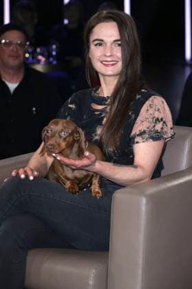 Fränze Lüttich mit Dackel Polly bei der Aufzeichnung der NDR Talk Show im NDR Fernsehstudio Lokstedt. Hamburg, 21.11.2025