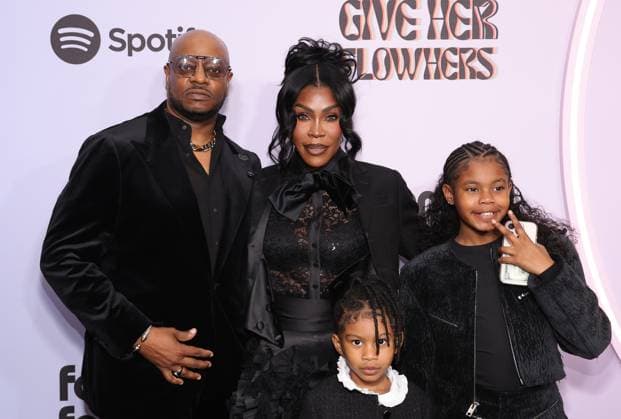 4th Annual Femme It Forward Give Her FlowHERS Gala at The Beverly Hilton Featuring: Nikki Taylor, Family Where: Los Angeles, California, United States When: 21 Nov 2025 Credit: Faye s Vision Cover Images EDITORIAL USE ONLY. NOT FOR USE BY NEWSPAPERS BASED IN THE UK. Copyright: xx coverimg55286008