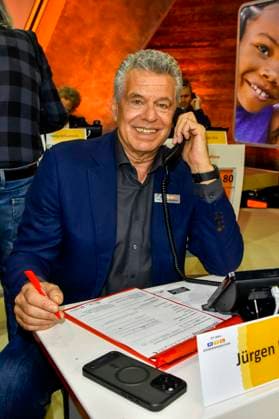 ABB Jürgen Juergen Hingsen ex 10 Kaempfer zu Gast am Spendentelefon im RTL Studio beim Charity zum 30.Geburtstag des RTL Spendenmarathon - wir helfen Kindern bei RTL Deutschland am 21.11.2025 2.Spendentag in Koeln Deutz NRW Deutschland