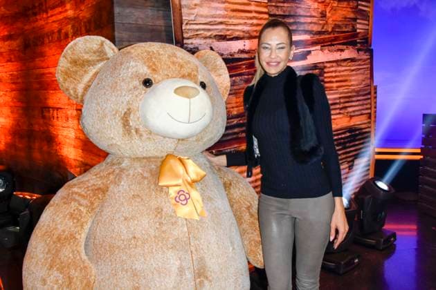ABB Alessandra Alex Meyer Wölden Woelden mit Riesen Teddy Baeren Moderatorin zu Gast am Spendentelefon im RTL Studio beim Charity zum 30.Geburtstag des RTL Spendenmarathon - wir helfen Kindern bei RTL Deutschland am 21.11.2025 2.Spendentag in Koeln Deutz NRW Deutschland
