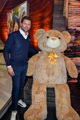 ABB Roman Weidenfeller mit riesen Teddy ex BVB Fussball Torwart zu Gast am Spendentelefon im RTL Studio beim Charity zum 30.Geburtstag des RTL Spendenmarathon - wir helfen Kindern bei RTL Deutschland am 21.11.2025 2.Spendentag in Koeln Deutz NRW Deutschland
