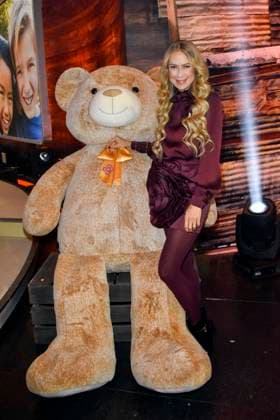 ABB Jenny Elvers mit riesen Teddy zu Gast im RTL Studio beim Charity zum 30.Geburtstag des RTL Spendenmarathon - wir helfen Kindern bei RTL Deutschland am 21.11.2025 2.Spendentag in Koeln Deutz NRW Deutschland