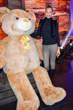 ABB Alessandra Alex Meyer Wölden Woelden mit Riesen Teddy Baeren Moderatorin zu Gast am Spendentelefon im RTL Studio beim Charity zum 30.Geburtstag des RTL Spendenmarathon - wir helfen Kindern bei RTL Deutschland am 21.11.2025 2.Spendentag in Koeln Deutz NRW Deutschland