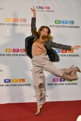 ABB Mara Bergmann Moderatorin zu Gast Roter Teppich im RTL Studio beim Charity zum 30.Geburtstag des RTL Spendenmarathon - wir helfen Kindern bei RTL Deutschland am 21.11.2025 2.Spendentag in Koeln Deutz NRW Deutschland