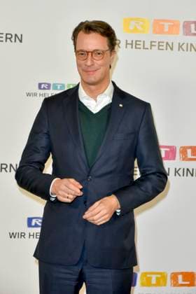 ABB Hendrik Josef Wüst Wuest CDU Politiker mit Wolfram Kons Moderator Ministerpraesident des Landes NRW Nordrhein Westfalen zu Gast auf dem Roten Teppich im RTL Studio beim Charity zum 30.Geburtstag des RTL Spendenmarathon - wir helfen Kindern bei RTL Deutschland am 21.11.2025 2.Spendentag in Koeln Deutz NRW Deutschland