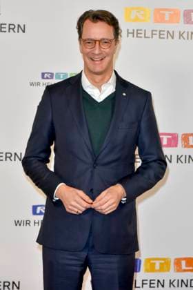 ABB Hendrik Josef Wüst Wuest CDU Politiker mit Wolfram Kons Moderator Ministerpraesident des Landes NRW Nordrhein Westfalen zu Gast auf dem Roten Teppich im RTL Studio beim Charity zum 30.Geburtstag des RTL Spendenmarathon - wir helfen Kindern bei RTL Deutschland am 21.11.2025 2.Spendentag in Koeln Deutz NRW Deutschland