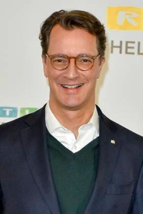 ABB Hendrik Josef Wüst Wuest CDU Politiker mit Wolfram Kons Moderator Ministerpraesident des Landes NRW Nordrhein Westfalen zu Gast auf dem Roten Teppich im RTL Studio beim Charity zum 30.Geburtstag des RTL Spendenmarathon - wir helfen Kindern bei RTL Deutschland am 21.11.2025 2.Spendentag in Koeln Deutz NRW Deutschland