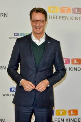 ABB Hendrik Josef Wüst Wuest CDU Politiker mit Wolfram Kons Moderator Ministerpraesident des Landes NRW Nordrhein Westfalen zu Gast auf dem Roten Teppich im RTL Studio beim Charity zum 30.Geburtstag des RTL Spendenmarathon - wir helfen Kindern bei RTL Deutschland am 21.11.2025 2.Spendentag in Koeln Deutz NRW Deutschland