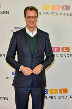 ABB Hendrik Josef Wüst Wuest CDU Politiker mit Wolfram Kons Moderator Ministerpraesident des Landes NRW Nordrhein Westfalen zu Gast auf dem Roten Teppich im RTL Studio beim Charity zum 30.Geburtstag des RTL Spendenmarathon - wir helfen Kindern bei RTL Deutschland am 21.11.2025 2.Spendentag in Koeln Deutz NRW Deutschland