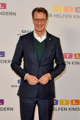 ABB Hendrik Josef Wüst Wuest CDU Politiker mit Wolfram Kons Moderator Ministerpraesident des Landes NRW Nordrhein Westfalen zu Gast auf dem Roten Teppich im RTL Studio beim Charity zum 30.Geburtstag des RTL Spendenmarathon - wir helfen Kindern bei RTL Deutschland am 21.11.2025 2.Spendentag in Koeln Deutz NRW Deutschland