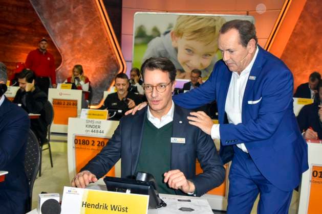 ABB Hendrik Josef Wüst Wuest CDU Politiker mit Wolfram Kons Moderator Ministerpraesident des Landes NRW Nordrhein Westfalen zu Gast am Spendentelefon im RTL Studio beim Charity zum 30.Geburtstag des RTL Spendenmarathon - wir helfen Kindern bei RTL Deutschland am 21.11.2025 2.Spendentag in Koeln Deutz NRW Deutschland