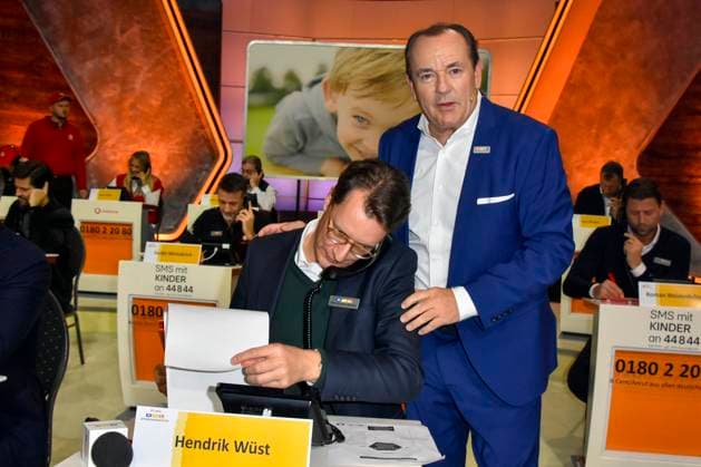ABB Hendrik Josef Wüst Wuest CDU Politiker mit Wolfram Kons Moderator Ministerpraesident des Landes NRW Nordrhein Westfalen zu Gast am Spendentelefon im RTL Studio beim Charity zum 30.Geburtstag des RTL Spendenmarathon - wir helfen Kindern bei RTL Deutschland am 21.11.2025 2.Spendentag in Koeln Deutz NRW Deutschland