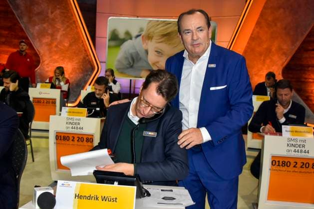 ABB Hendrik Josef Wüst Wuest CDU Politiker mit Wolfram Kons Moderator Ministerpraesident des Landes NRW Nordrhein Westfalen zu Gast am Spendentelefon im RTL Studio beim Charity zum 30.Geburtstag des RTL Spendenmarathon - wir helfen Kindern bei RTL Deutschland am 21.11.2025 2.Spendentag in Koeln Deutz NRW Deutschland